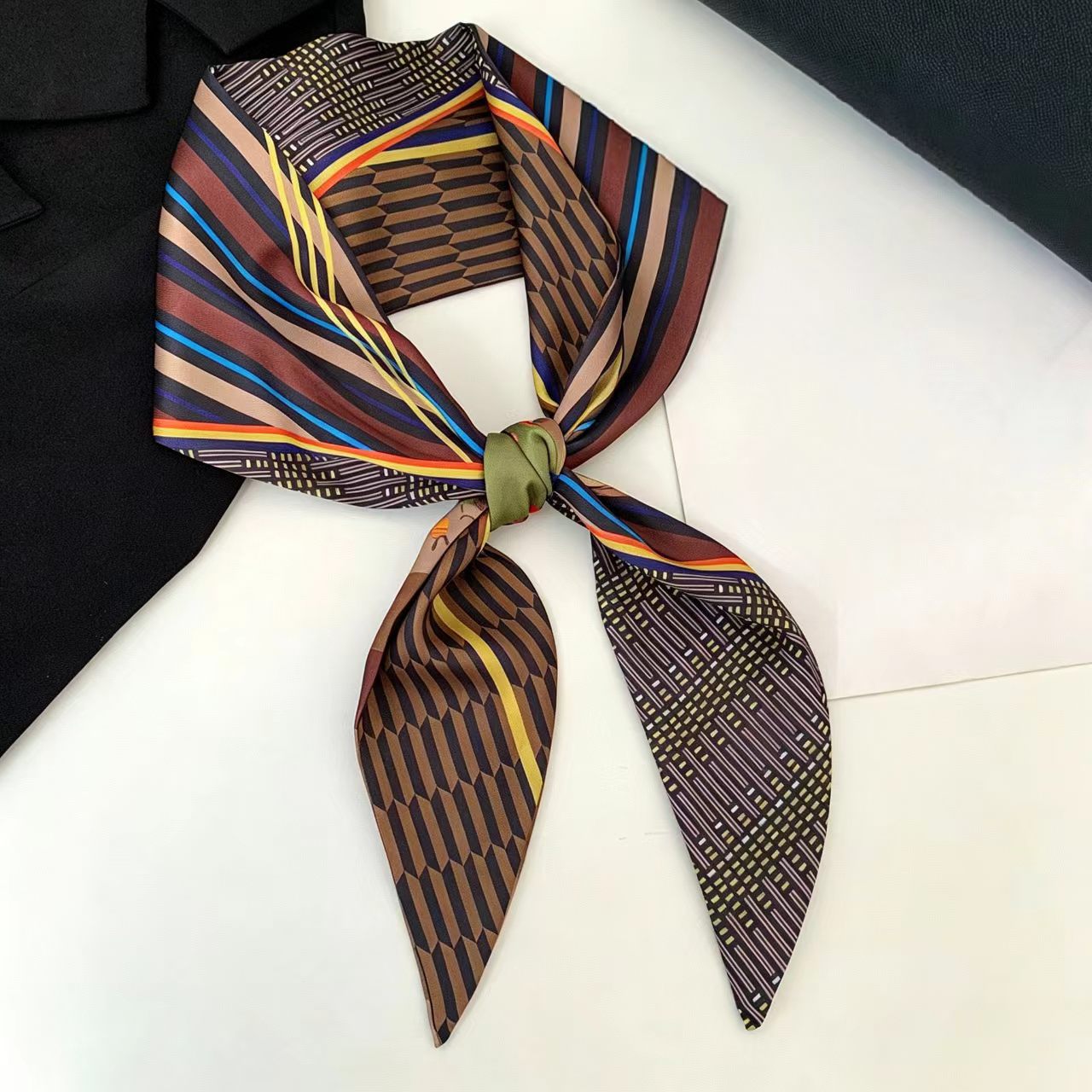 Pañuelo de seda de lujo con es - Ascot Neck Scarf reseña y precio